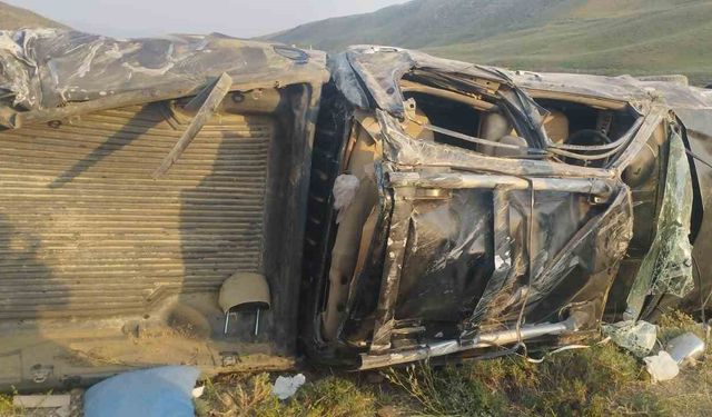 Başkale’de kamyonet takla attı: 4 yaralı