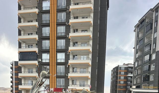 Batman’da şiddetli rüzgar çatı panellerini uçurdu