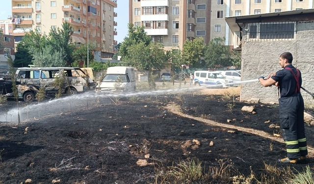 Batman’da terk edilmiş araçlar alev alev yandı, tır son anda kurtarıldı