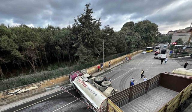 Beykoz’da su tankeri geri manevra yaparken devrildi: 1 yaralı