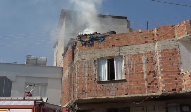 Çatı katında çıkan yangında 1 kişi dumandan etkilendi
