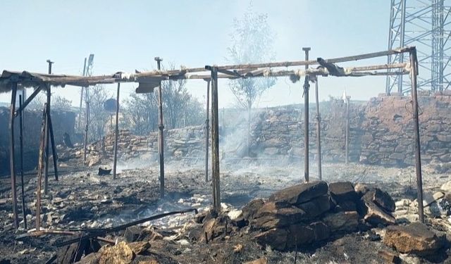 Edirne’de tarla yangını evlere sıçradı: 3 ev küle döndü