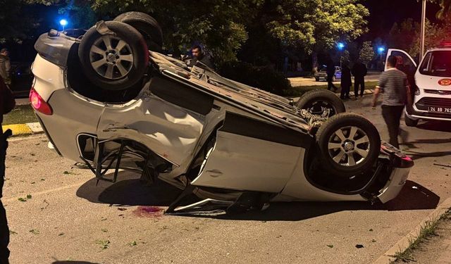 Erzincan’da otomobil ağaca çarptı: 3 yaralı