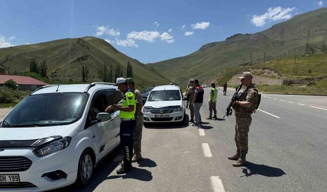 Hakkâri’de yol uygulaması, 5 sürücüye ceza
