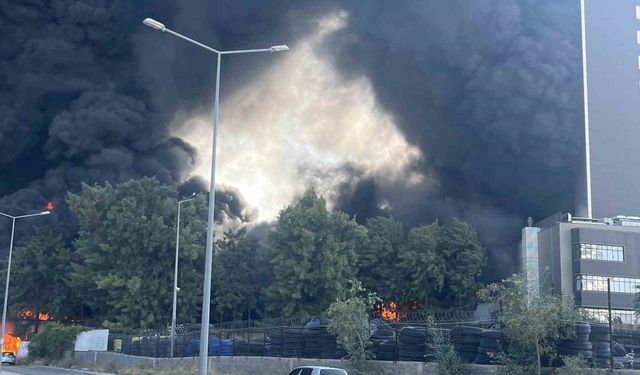 İzmir’de fabrika yangını: Müdahele sürüyor