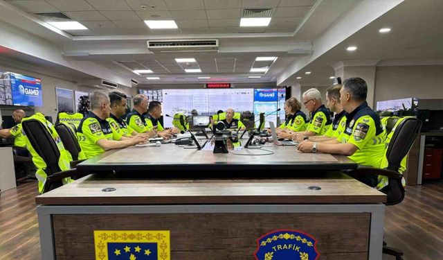 Jandarma sorumluluk bölgelerindeki kara yolları ‘Trafik İzleme Merkezi’nden aralıksız takip ediliyor