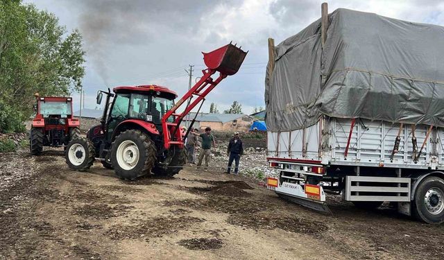 Kars’ta çamura saplanan tır köylülerin yardımıyla kurtarıldı