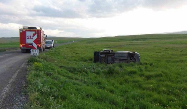 Kars’ta hafif ticari araç şarampole uçtu: 5 yaralı