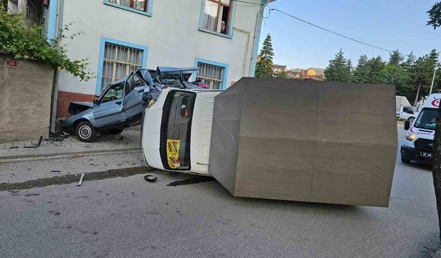 Kastamonu’da kamyonet park halindeki otomobile çarptı: 1 yaralı