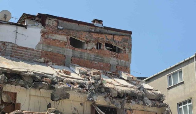 Kentsel dönüşüm yıkımında Sultangazi’de 5 katlı binanın duvarı zarar gördü