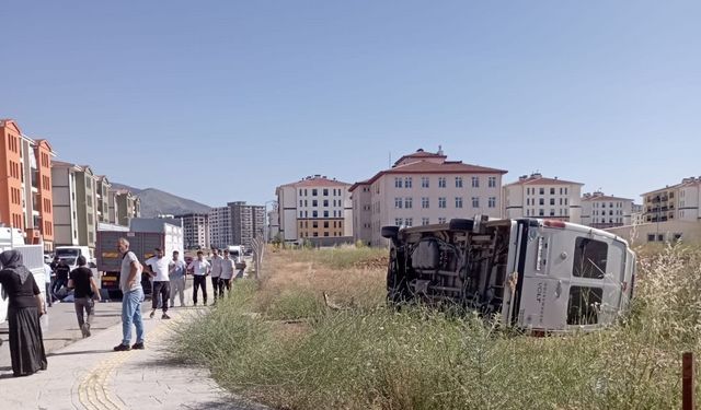 Malatya’da minibüs devrildi: 4 kişi yaralandı