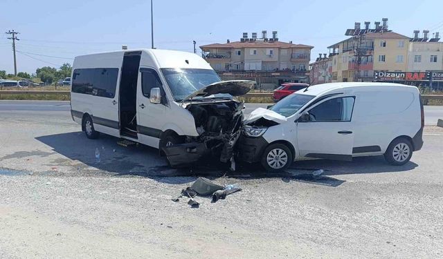 Manavgat’ta tur aracı hafif ticari araçla kafa kafaya çarpıştı: 6 yaralı