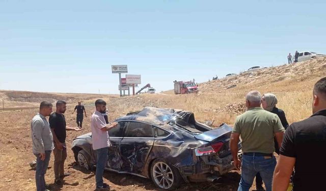 Midyat’ta virajı alamayan otomobil takla attı: 2 yaralı