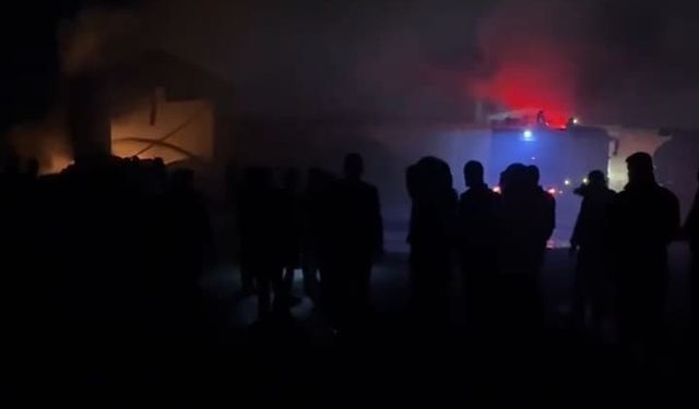Muş’ta lastik deposunda korkutan yangın
