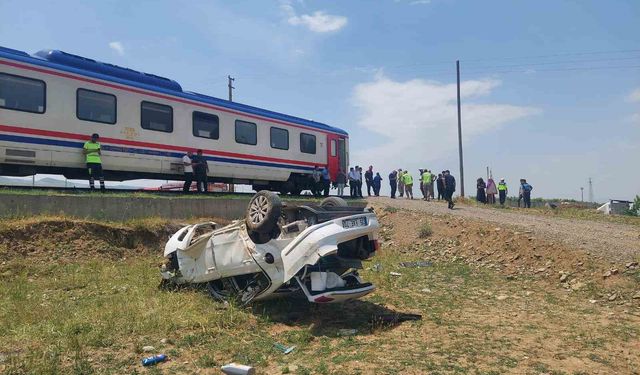 Muş’ta tren otomobile çarptı: 1 yaralı