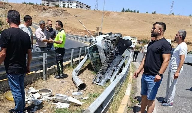 Refüje çıkan otomobilin sürücüsü kazayı yara almadan atlattı