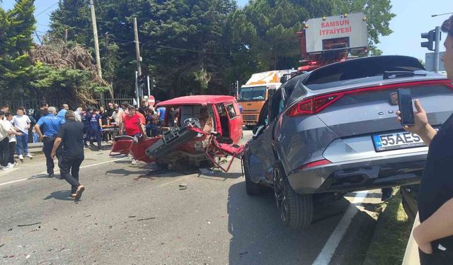 Samsun’da panelvan araç ile otomobil çarpıştı: 5 yaralı