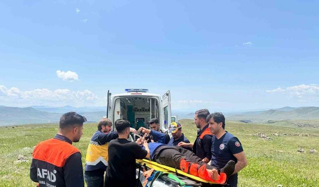 Sarıkamış’ta kayaklıklardan  düşen çobanın ayağı kırıldı
