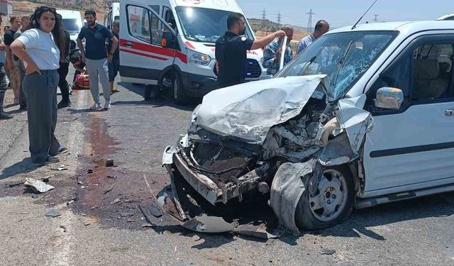 Siirt’te 2 hafif ticari araç çarpıştı: 4 yaralı