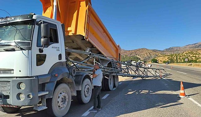 Siirt’te damperi açık kalan kamyon EDS direğine çarptı