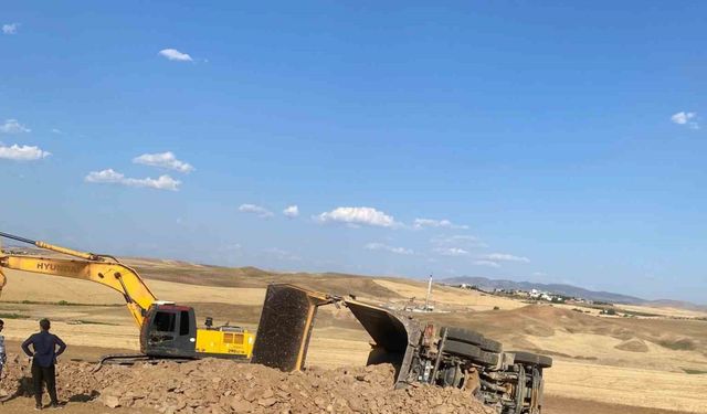 Siirt’te kamyon devrildi: 1 yaralı