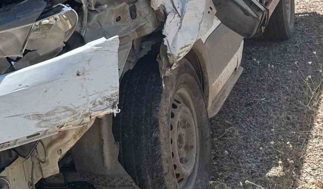 Siirt’te minibüs ile kamyonet çarpıştı: 1 yaralı