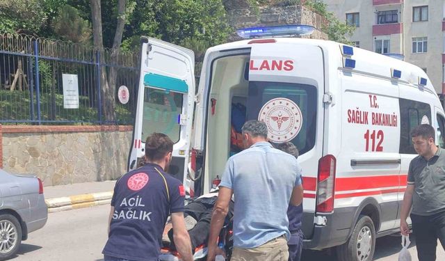Sinop’ta otomobille çarpışan motosikletteki 2 kişi yaralandı