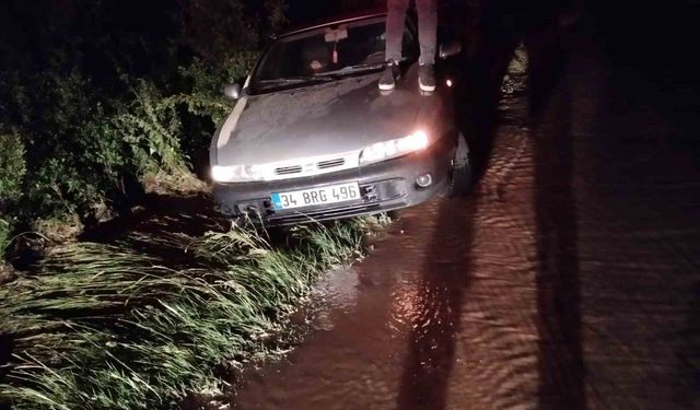 Su borusu patladı, sürüklenen araçtaki sürücü mahsur kaldı