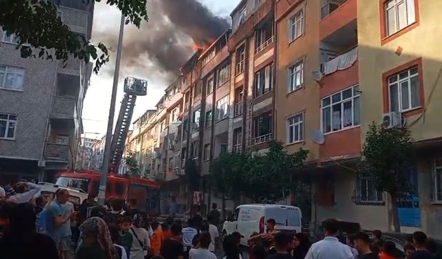 Sultangazi’de 4 katlı binanın çatısında yangın çıktı, alevler yan binalara sıçradı