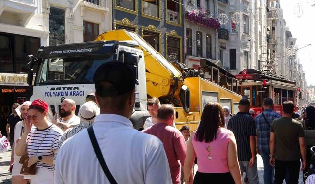 Taksim’de nostaljik tramvay arızalandı, yerine akülü tramvay devreye girdi