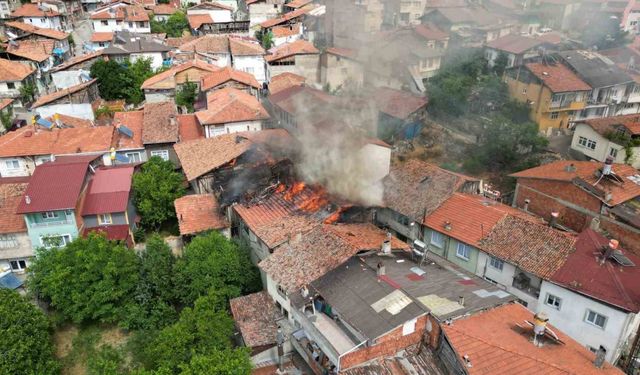 Tokat’ta yanan ev havadan görüntülendi