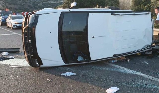 Uşak’ta hafif ticari aracın devrildi: 1 ölü, 4 yaralı