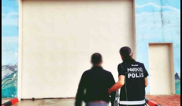 Uyuşturucu ticareti suçundan aranan şahsı polis yakaladı