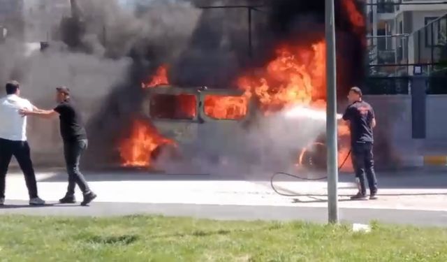 Van’da park halindeki minibüs alev alev yandı
