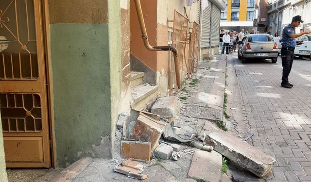 Zeytinburnu’nda otomobil doğal gaz kutusuna çarptı, facia ucuz atlatıldı