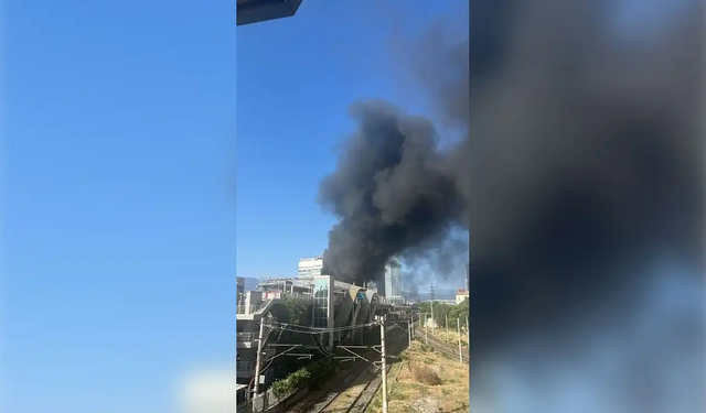 İzmir Medicana Hastanesi'nin yanındaki işyerinde korkutan yangın