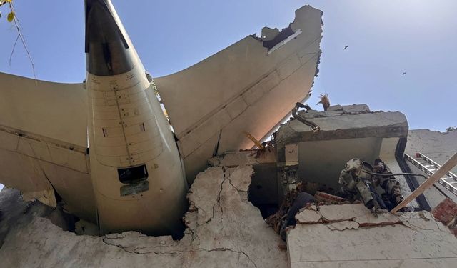 Yolcu uçağı faciası: 242 kişiden 2'si hayatta kalmayı başardı