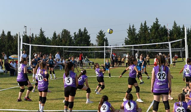 Bursa'da 1500 kız çocuğu voleybol sahasında yerini aldı