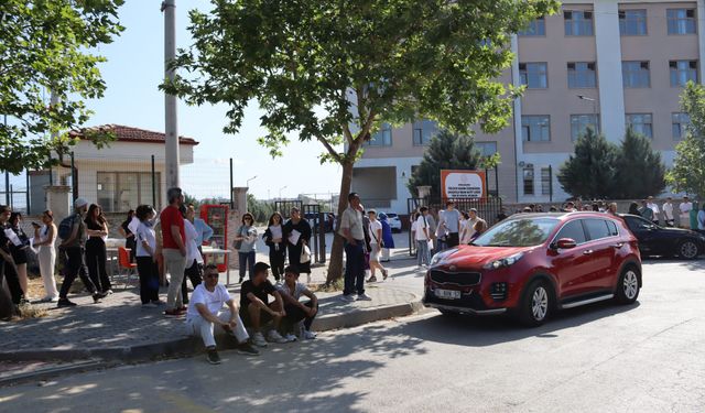 Bursa'da AYT heyecanı! Binlerce genç hayalleri için ter döktü