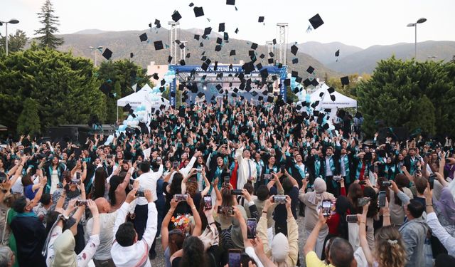 BTÜ’de mezuniyet sevinci ve 15. yıl gururu bir arada
