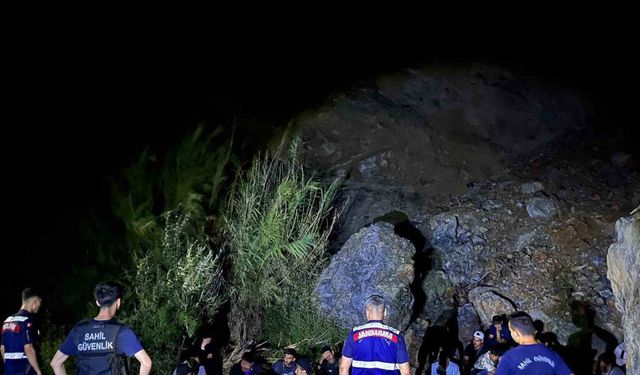 27 düzensiz göçmen ve 3 göçmen kaçakçısı yakalandı