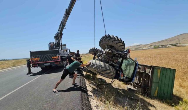 Adilcevaz’da traktör şarampole devrildi: 1 yaralı