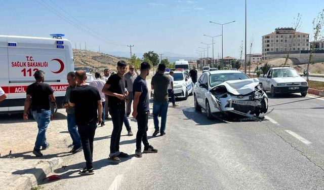 Adıyaman’da iki otomobil çarpıştı:  2 yaralı