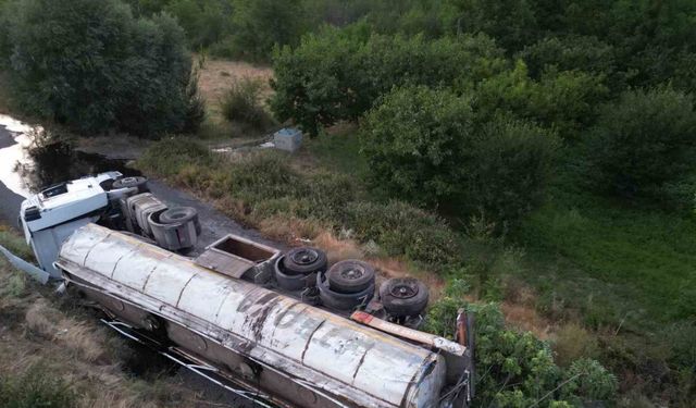 Afyonkarahisar’da sıcak asfalt yüklü tır devrildi