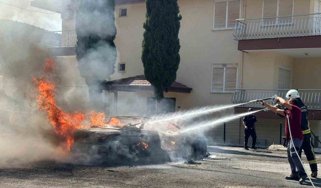 Alanya’da seyir halindeki otomobil alev alev yandı