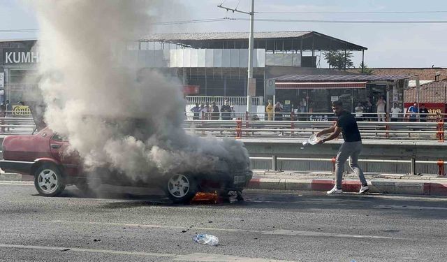 Alev alan otomobilini kendi çabasıyla söndürmeye çalıştı