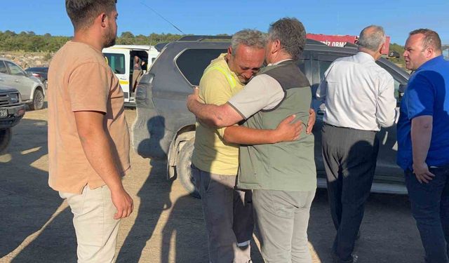 Alevlerin arasından kurtulduktan sonra ağlayarak müdürüne sarıldı