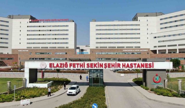 Altyapı çalışmalarında boruların altında kalan belde başkanı ve personel yaralandı