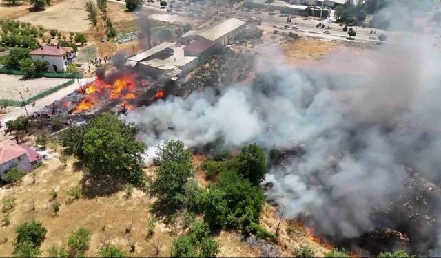 Amasya’da kereste deposu ve ev alev alev yandı
