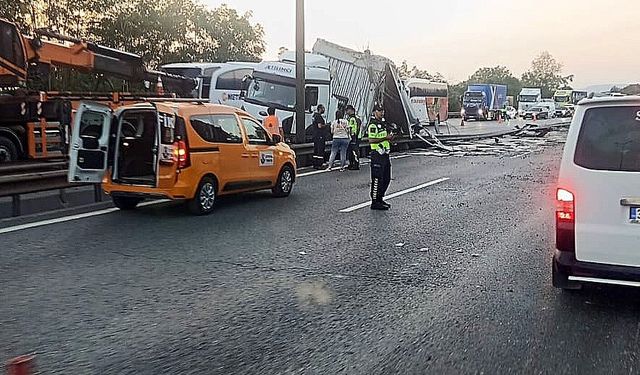 Anadolu otoyolunda tır bariyere girdi yol trafiğe kapandı